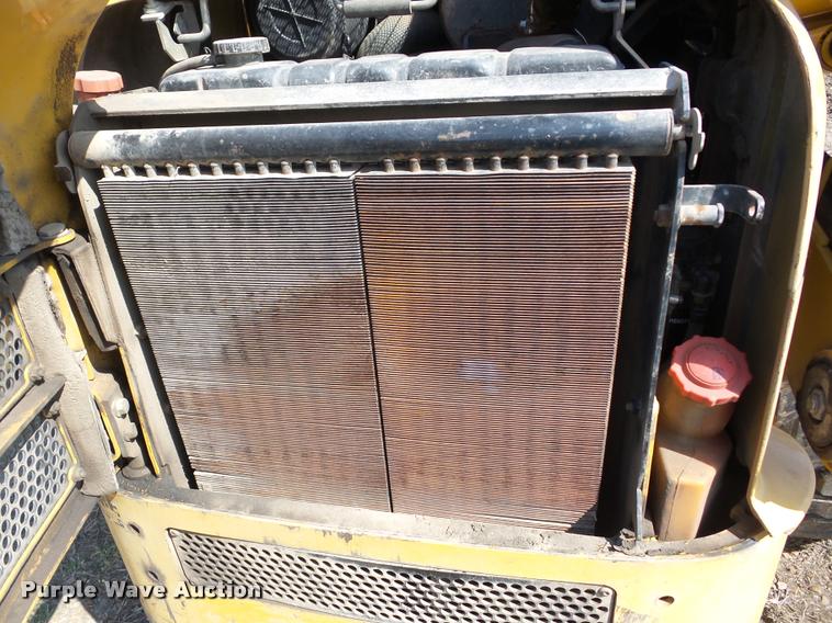 image for item AG9016 2000 John Deere 270 skid steer