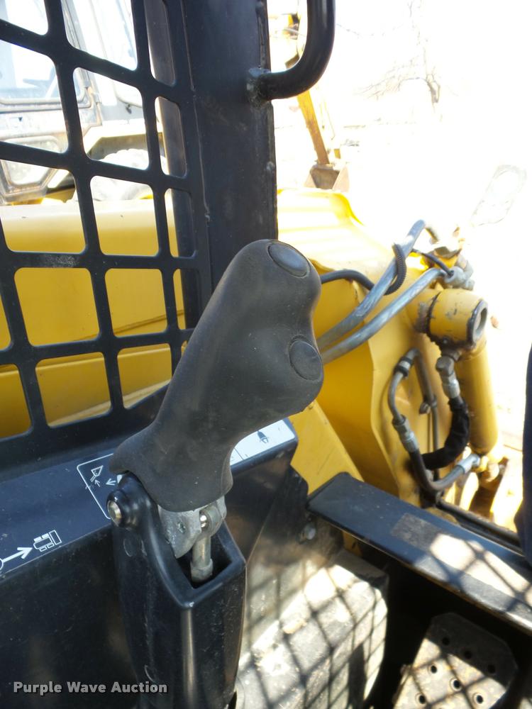 image for item AG9016 2000 John Deere 270 skid steer