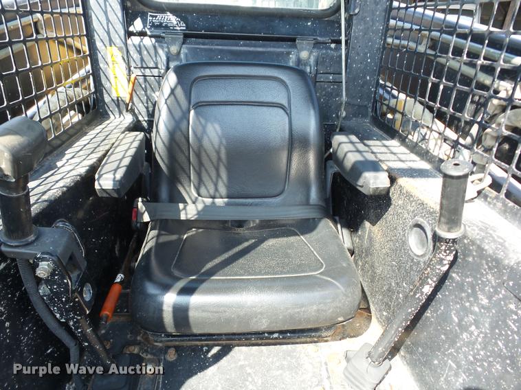 image for item AG9017 1999 New Holland LX885 skid steer