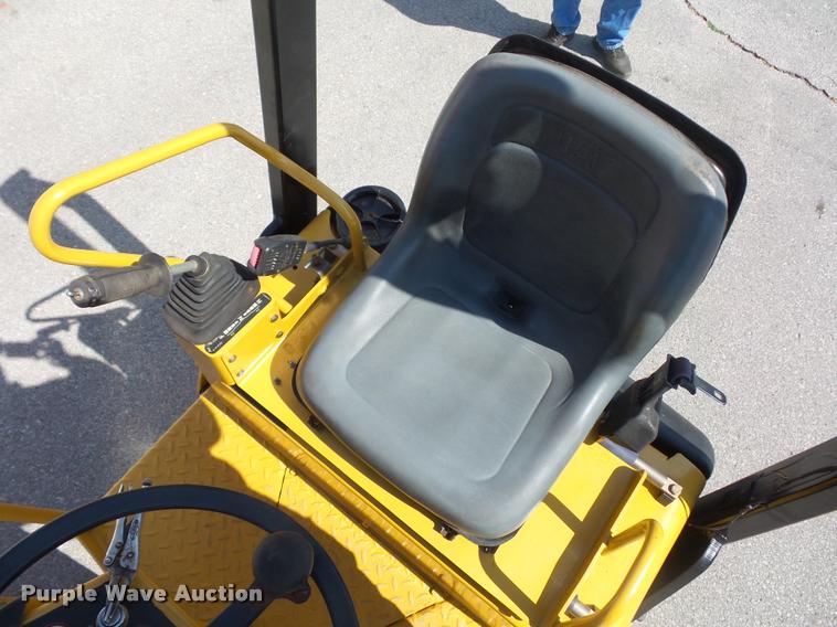 image for item BH9289 2000 Caterpillar CB-241D double drum roller