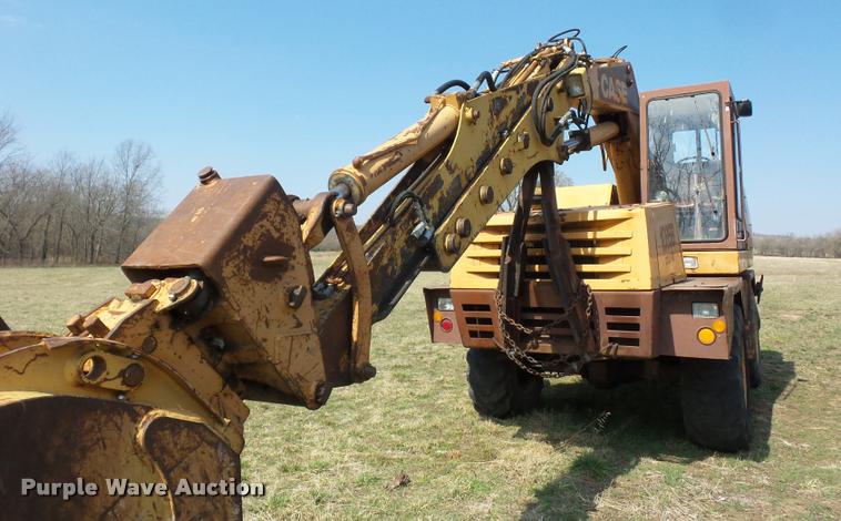 image for item BH9302 1985 Case 1085B rubber tire excavator