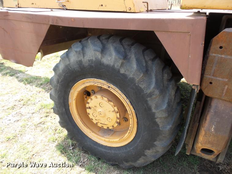 image for item BH9302 1985 Case 1085B rubber tire excavator