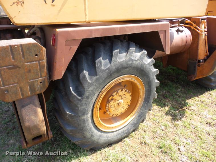 image for item BH9302 1985 Case 1085B rubber tire excavator
