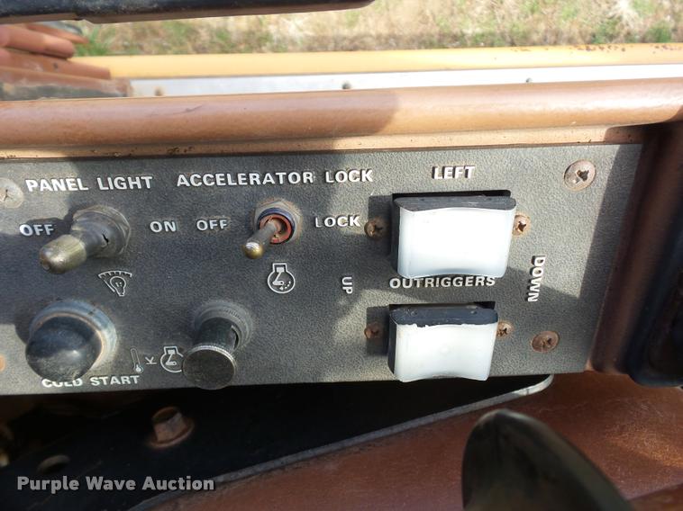 image for item BH9302 1985 Case 1085B rubber tire excavator