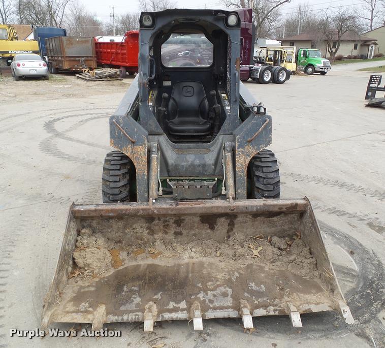 image for item CB9886 2011 John Deere 318D skid steer