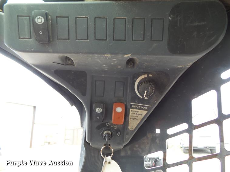 image for item CB9886 2011 John Deere 318D skid steer