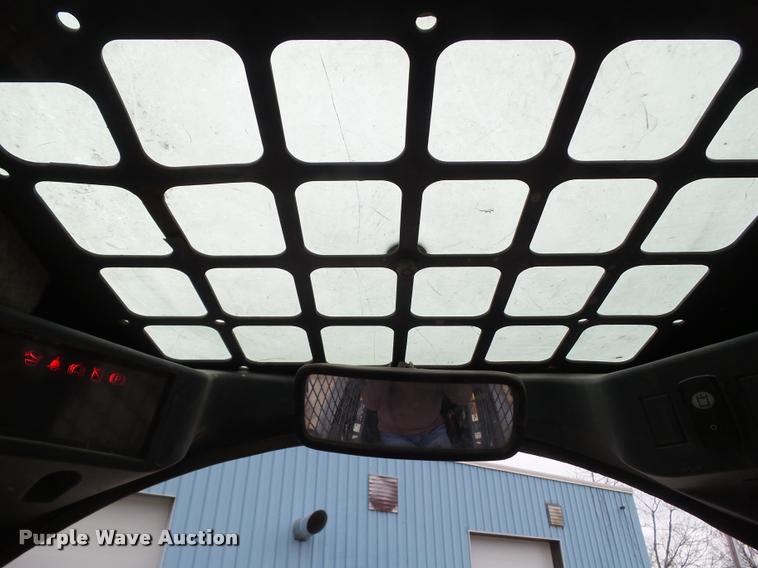 image for item CB9886 2011 John Deere 318D skid steer