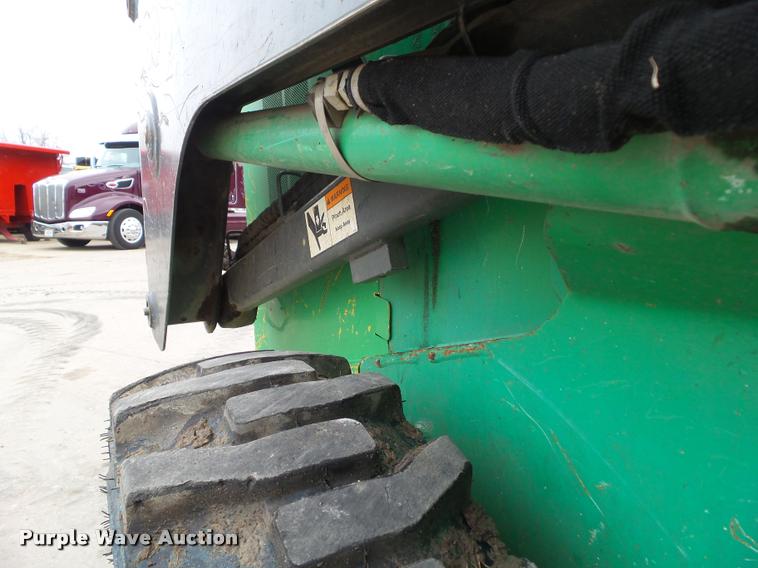 image for item CB9886 2011 John Deere 318D skid steer