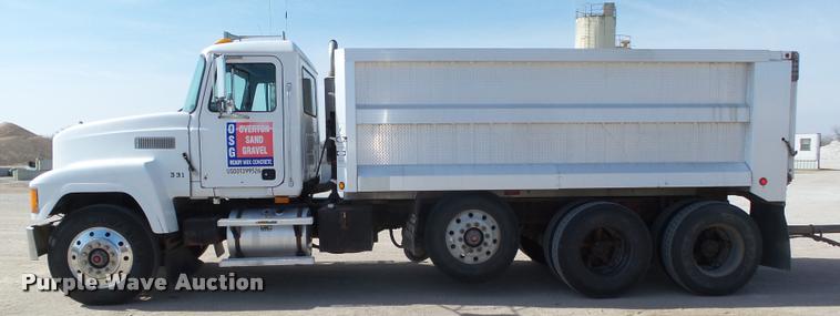 image for item DA0592 1997 Mack CH613 dump truck