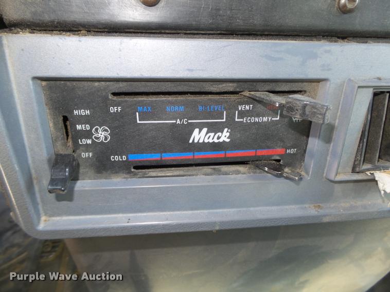 image for item DA0592 1997 Mack CH613 dump truck