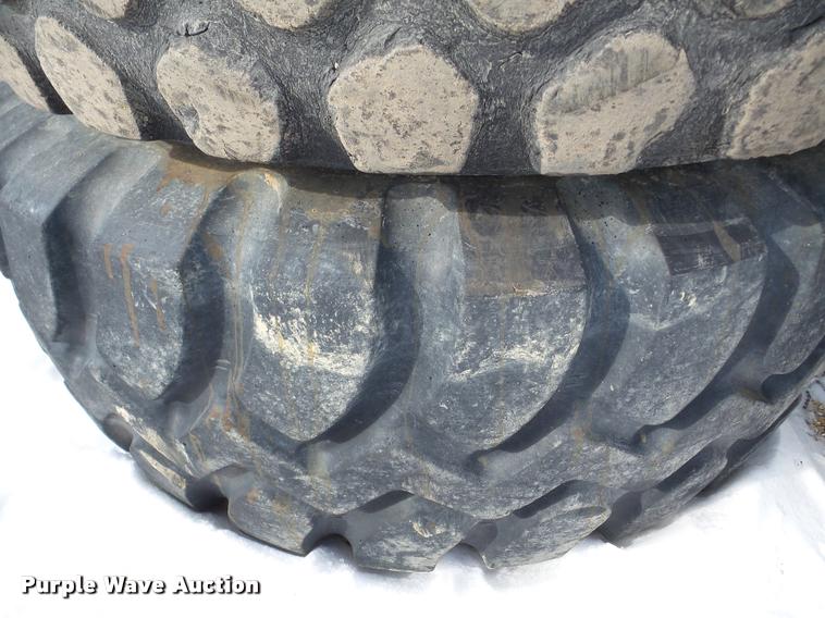 image for item DA1756 (4) 23.5R25 tires