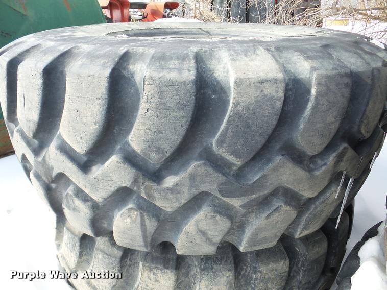 image for item DA1756 (4) 23.5R25 tires