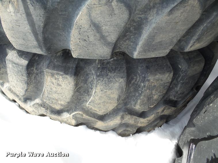 image for item DA1756 (4) 23.5R25 tires