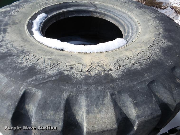image for item DA1756 (4) 23.5R25 tires