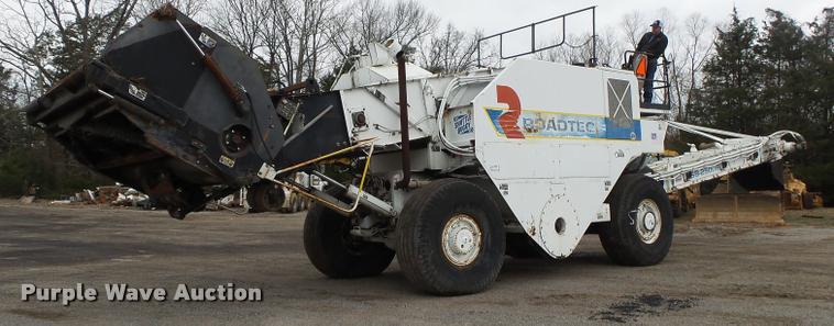 image for item DA2600 2000 Roadtec SB2500B Shuttle Buggy material transfer vehicle