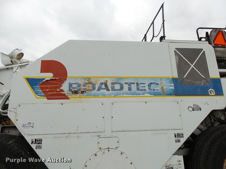 image for item DA2600 2000 Roadtec SB2500B Shuttle Buggy material transfer vehicle