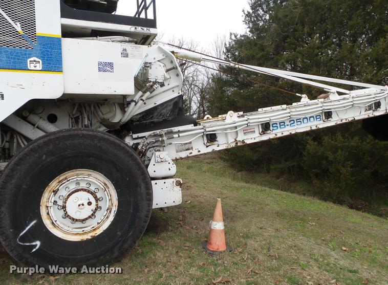 image for item DA2600 2000 Roadtec SB2500B Shuttle Buggy material transfer vehicle