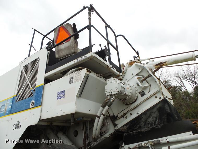 image for item DA2600 2000 Roadtec SB2500B Shuttle Buggy material transfer vehicle