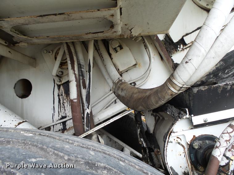 image for item DA2600 2000 Roadtec SB2500B Shuttle Buggy material transfer vehicle