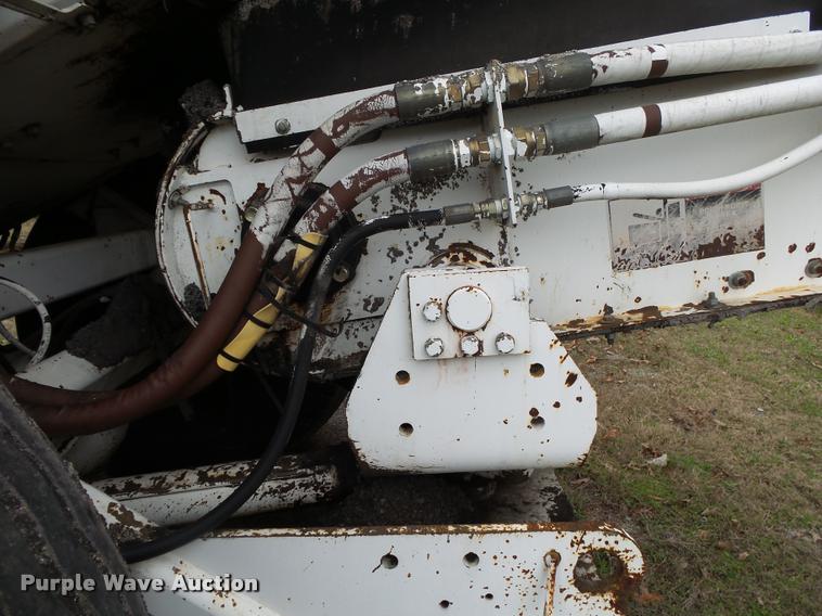 image for item DA2600 2000 Roadtec SB2500B Shuttle Buggy material transfer vehicle