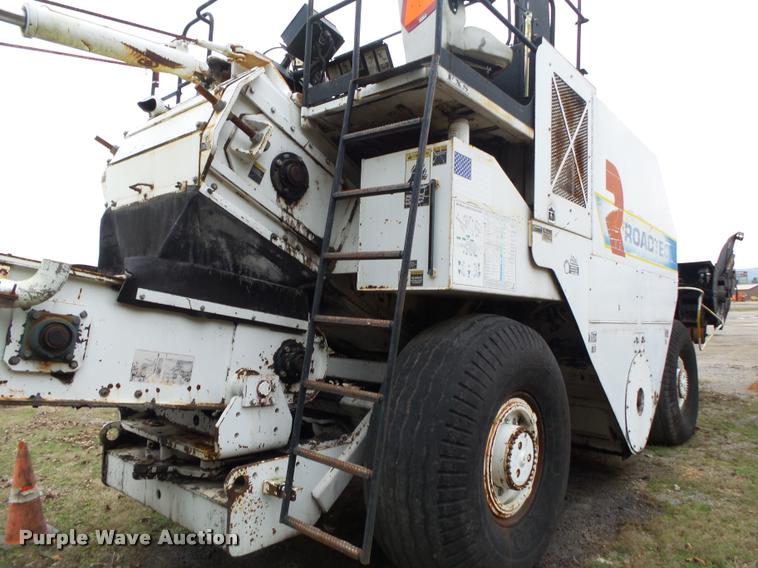 image for item DA2600 2000 Roadtec SB2500B Shuttle Buggy material transfer vehicle