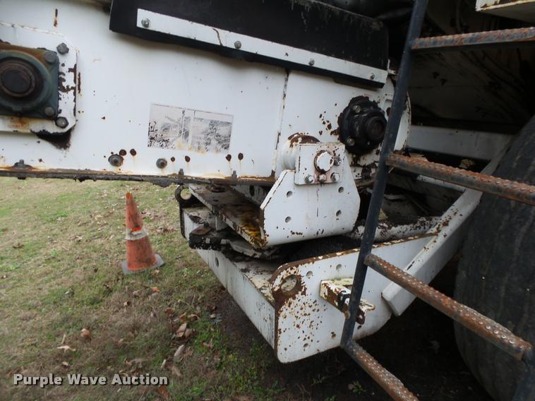 image for item DA2600 2000 Roadtec SB2500B Shuttle Buggy material transfer vehicle