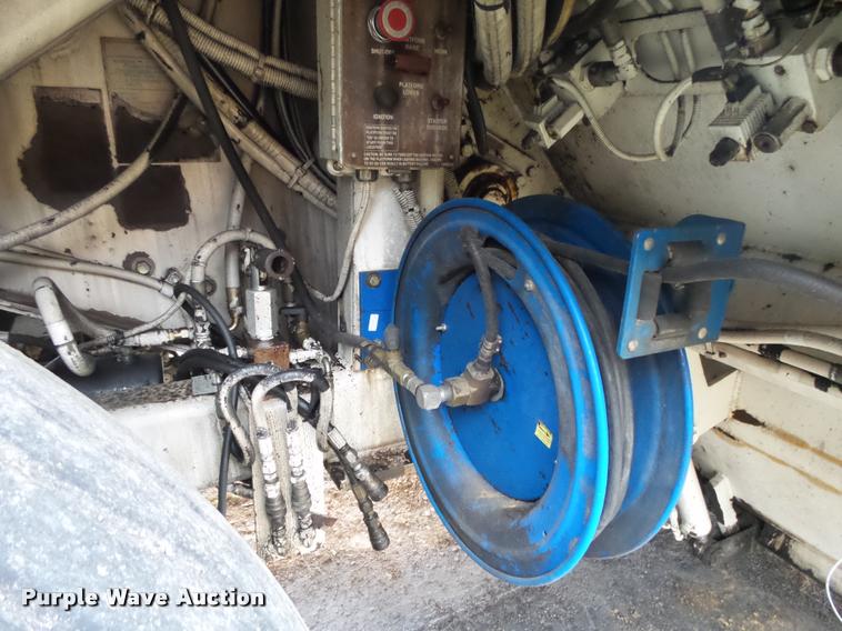 image for item DA2600 2000 Roadtec SB2500B Shuttle Buggy material transfer vehicle