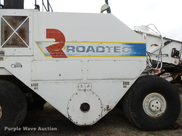 image for item DA2600 2000 Roadtec SB2500B Shuttle Buggy material transfer vehicle