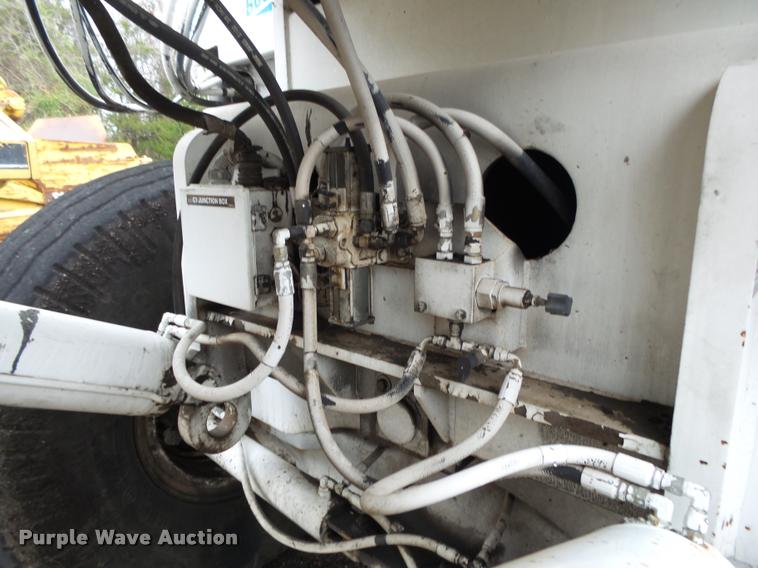 image for item DA2600 2000 Roadtec SB2500B Shuttle Buggy material transfer vehicle