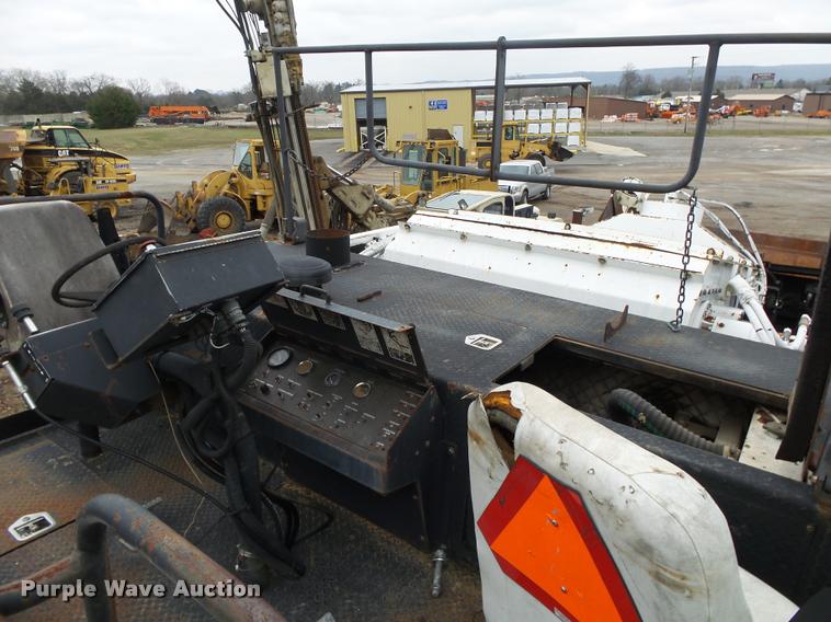 image for item DA2600 2000 Roadtec SB2500B Shuttle Buggy material transfer vehicle