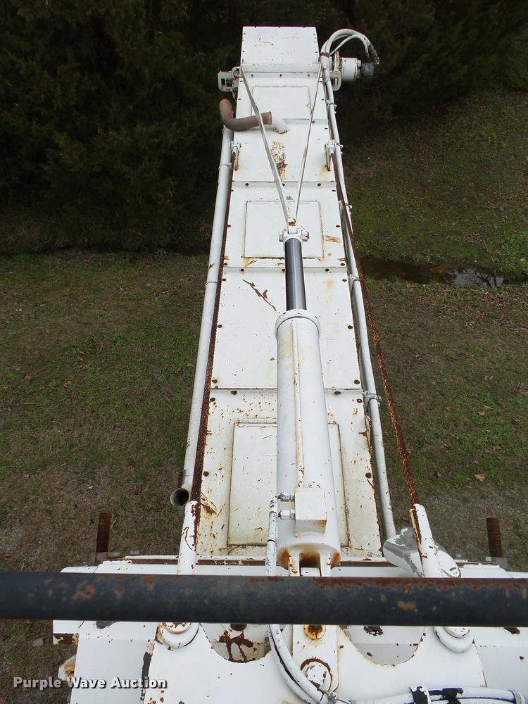 image for item DA2600 2000 Roadtec SB2500B Shuttle Buggy material transfer vehicle