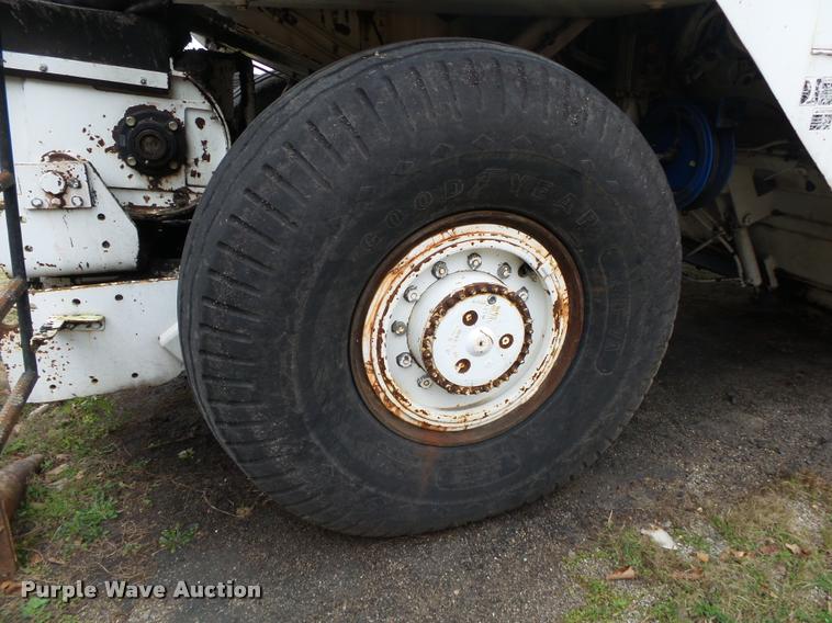 image for item DA2600 2000 Roadtec SB2500B Shuttle Buggy material transfer vehicle