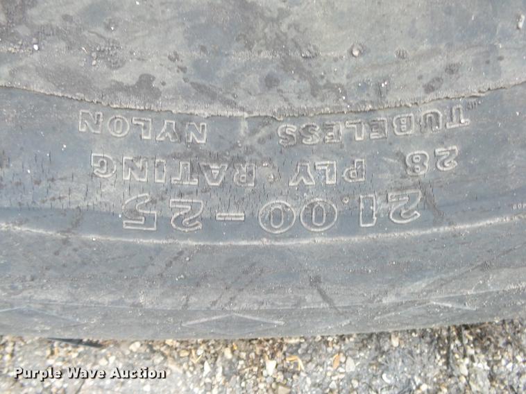 image for item DA2600 2000 Roadtec SB2500B Shuttle Buggy material transfer vehicle