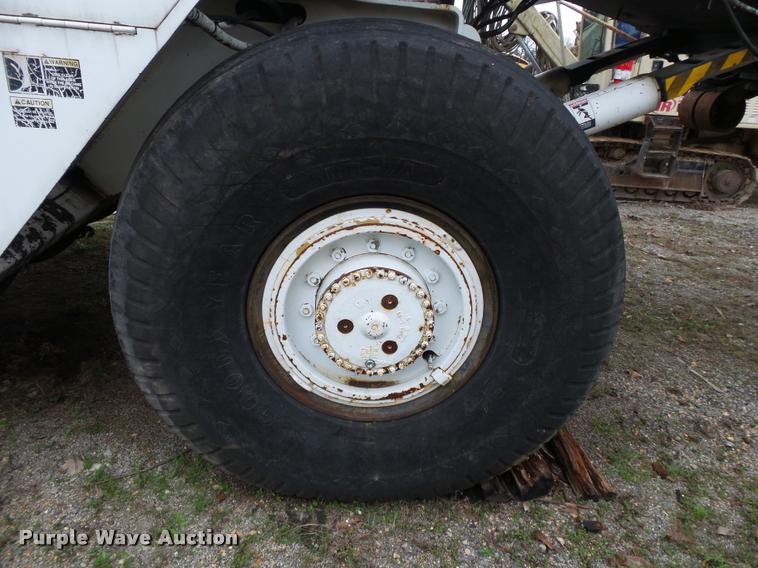 image for item DA2600 2000 Roadtec SB2500B Shuttle Buggy material transfer vehicle