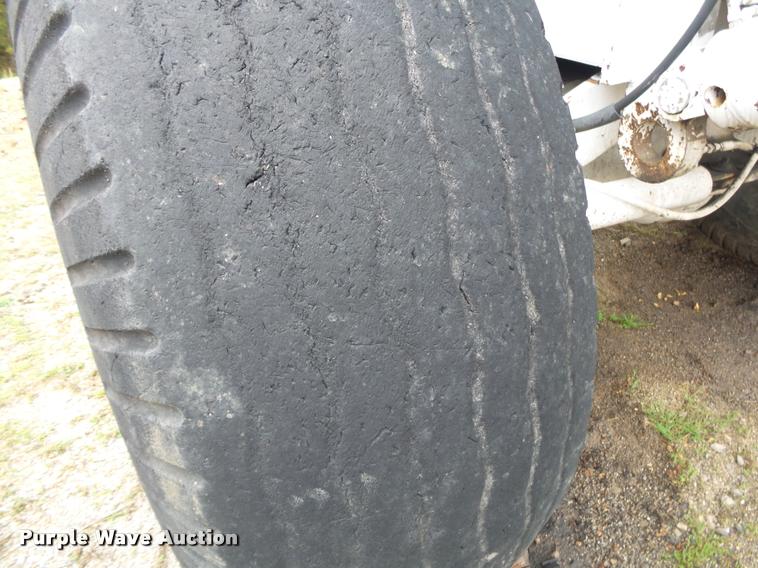 image for item DA2600 2000 Roadtec SB2500B Shuttle Buggy material transfer vehicle