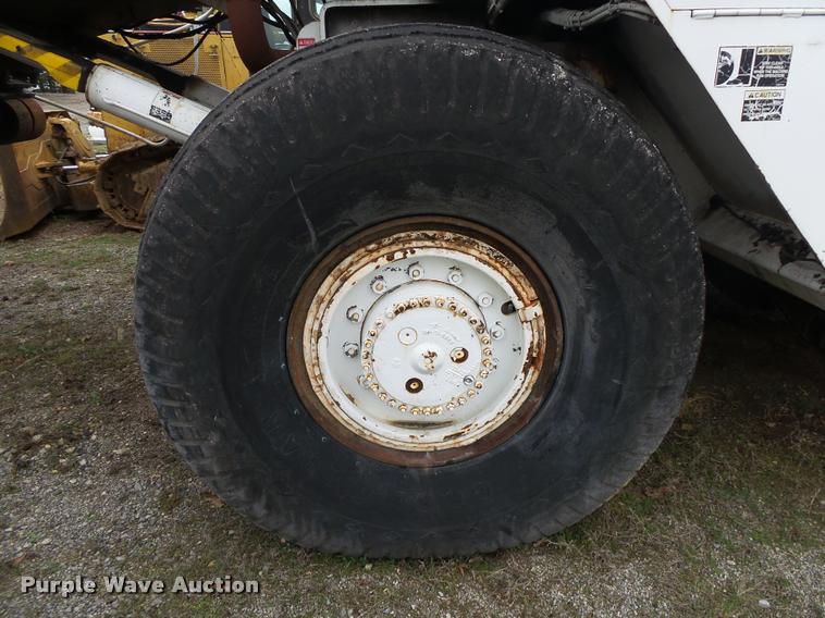 image for item DA2600 2000 Roadtec SB2500B Shuttle Buggy material transfer vehicle