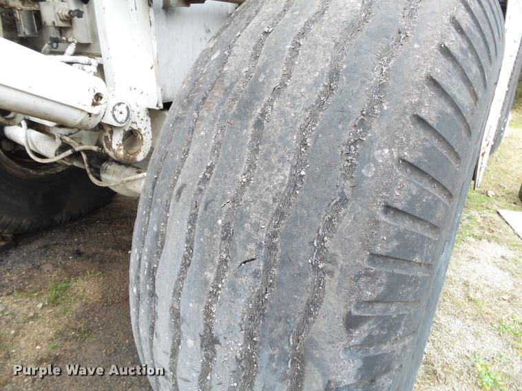 image for item DA2600 2000 Roadtec SB2500B Shuttle Buggy material transfer vehicle