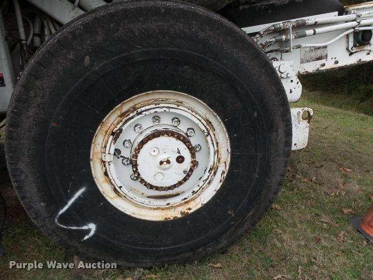 image for item DA2600 2000 Roadtec SB2500B Shuttle Buggy material transfer vehicle