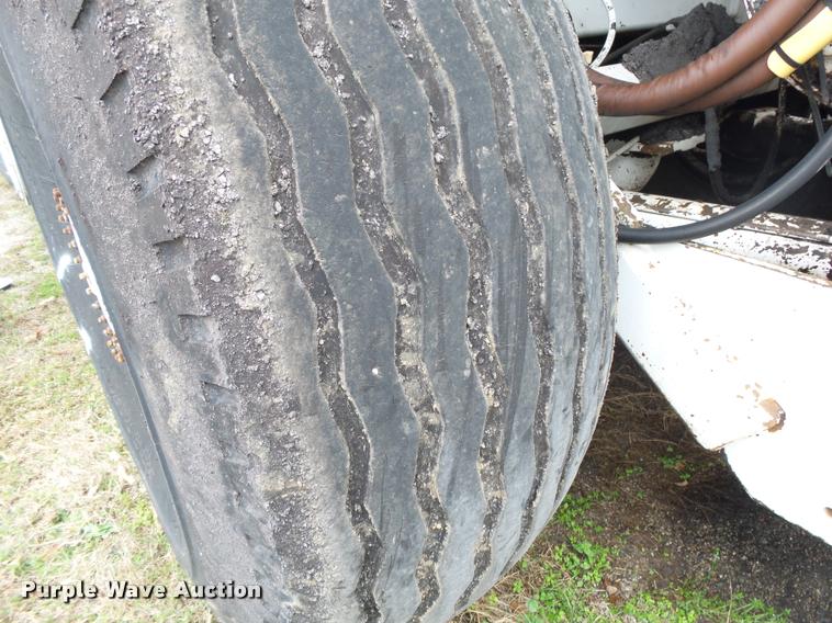 image for item DA2600 2000 Roadtec SB2500B Shuttle Buggy material transfer vehicle