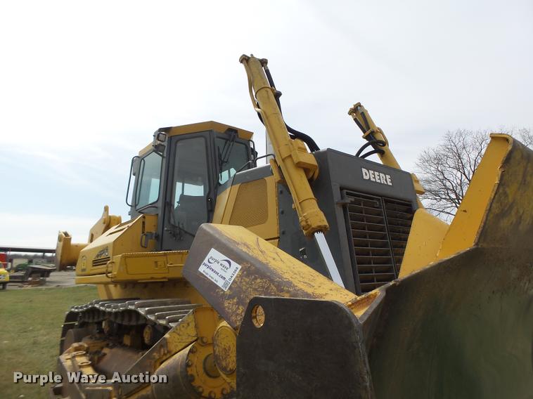 image for item DA3368 2001 John Deere 1050C dozer