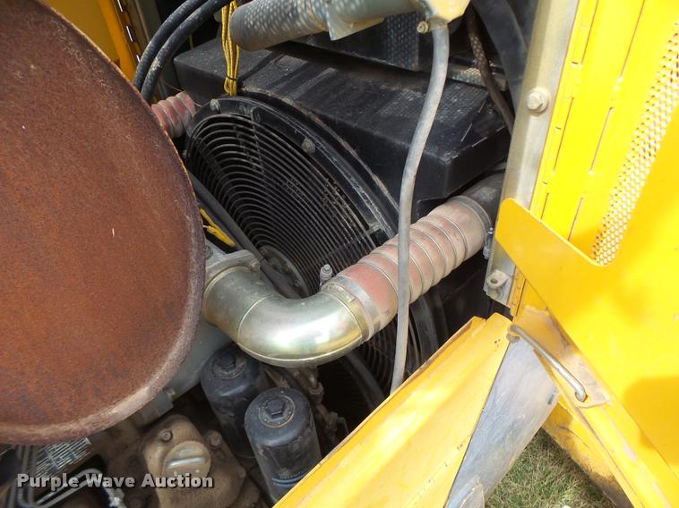 image for item DA3368 2001 John Deere 1050C dozer