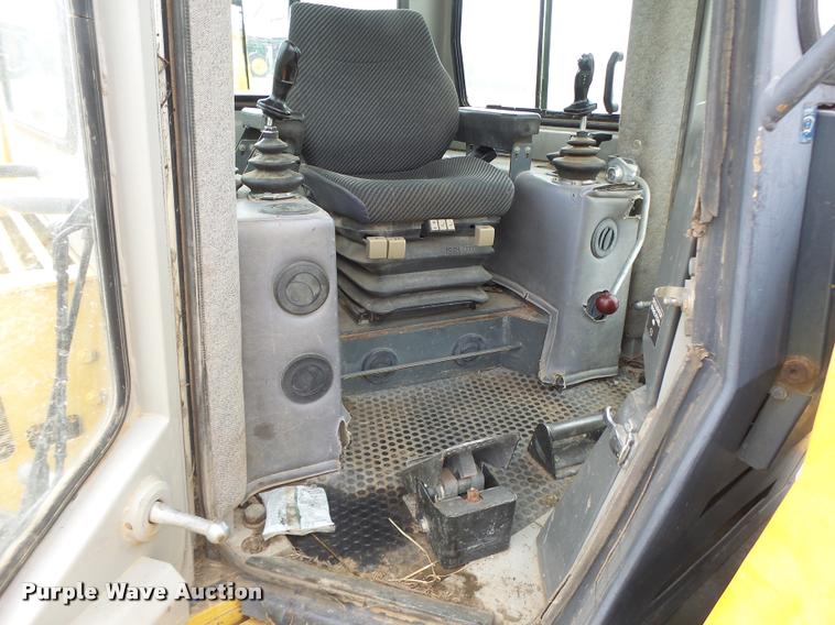 image for item DA3368 2001 John Deere 1050C dozer