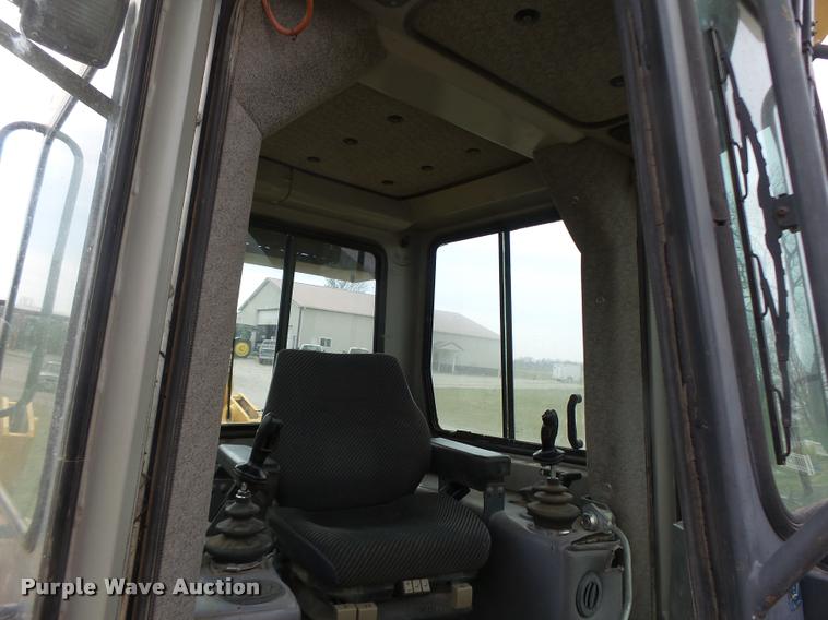 image for item DA3368 2001 John Deere 1050C dozer