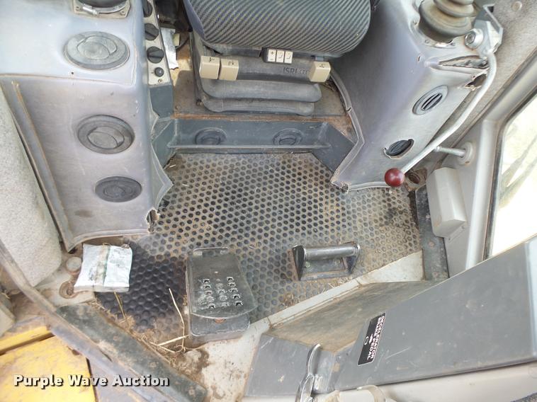 image for item DA3368 2001 John Deere 1050C dozer