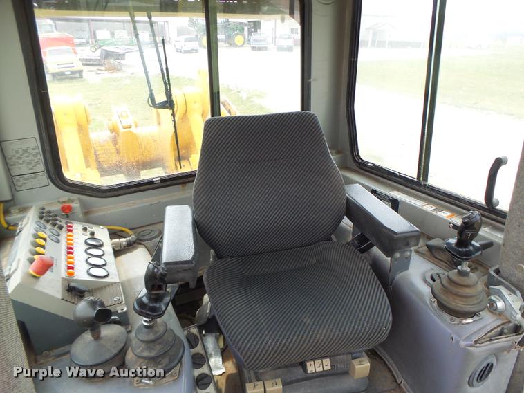 image for item DA3368 2001 John Deere 1050C dozer