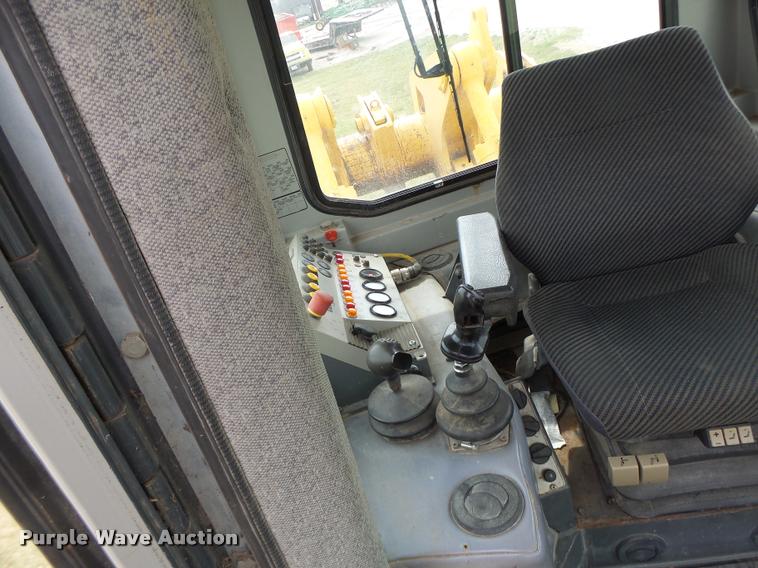 image for item DA3368 2001 John Deere 1050C dozer