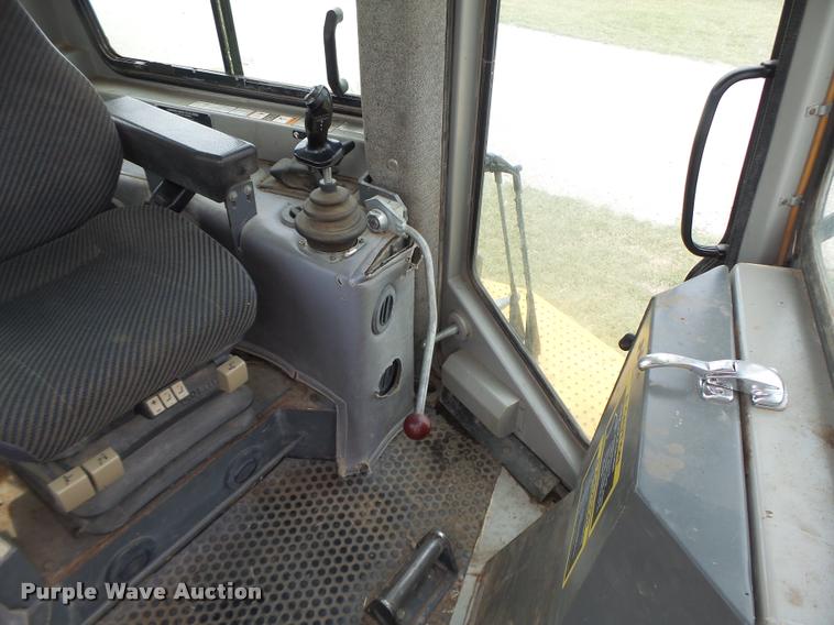 image for item DA3368 2001 John Deere 1050C dozer