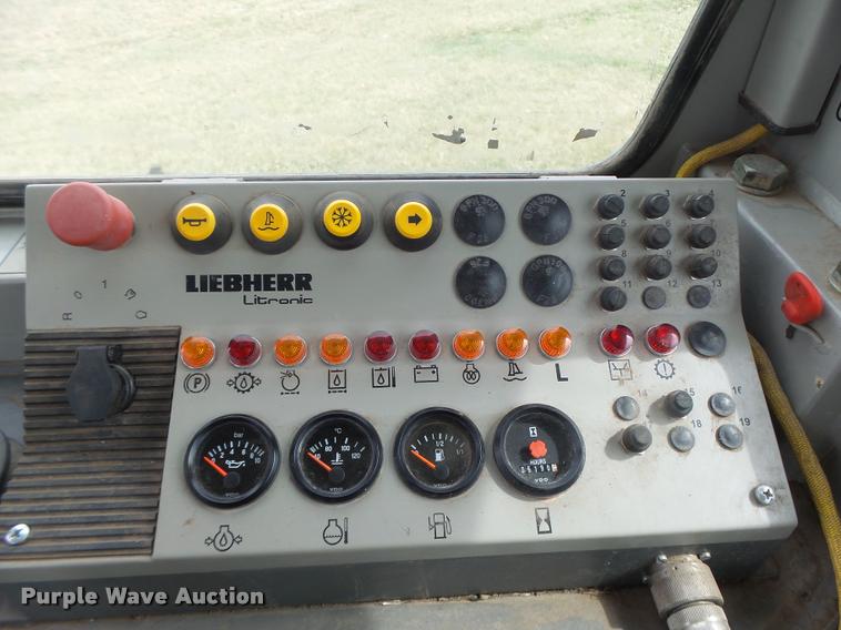 image for item DA3368 2001 John Deere 1050C dozer