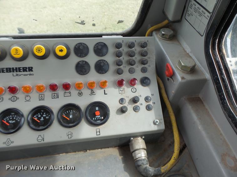 image for item DA3368 2001 John Deere 1050C dozer