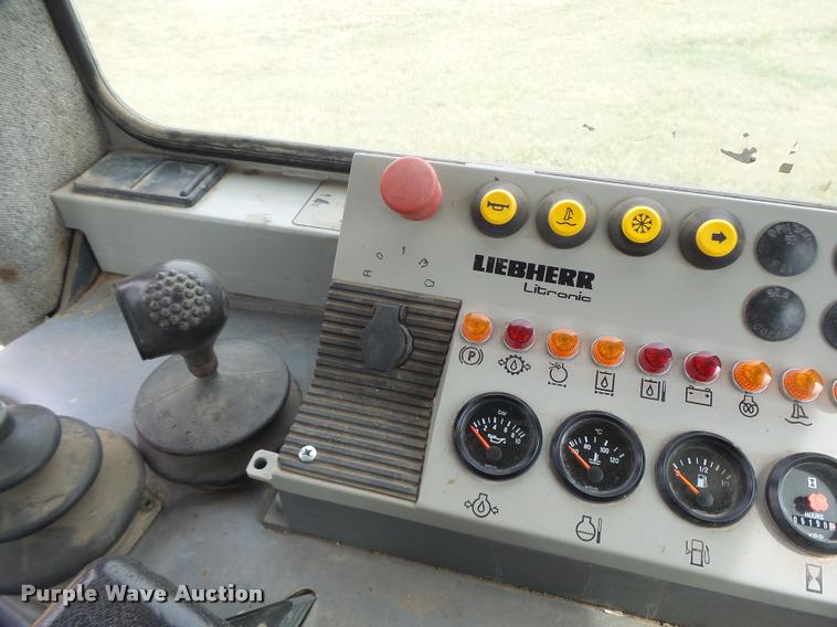 image for item DA3368 2001 John Deere 1050C dozer